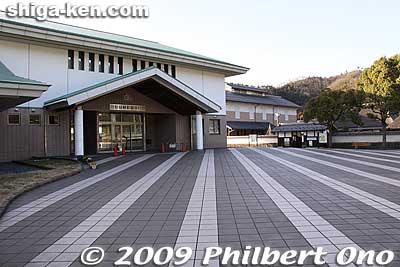 Oichi-no-Sato includes Azai Public Library on the left. Its entrance looks like a castle gate. Address: Oyoricho 528, Nagahama. 大依町 Phone: 0749-74-0101 浅井図書館
Keywords: shiga nagahama azai clan history folk museum