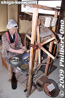 A mannequin spinning silk thread.
Keywords: shiga nagahama azai clan history folk museum