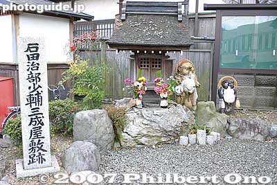 Little stone marker and shrine next to the bus stop.
Keywords: shiga nagahama ishida mitsunari birthplace