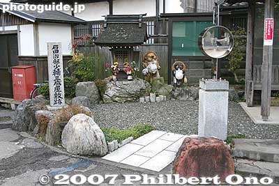 Ishida Mitsunari is most famous for the [url=http://photoguide.jp/pix/thumbnails.php?album=455]Battle of Sekigahara[/url] in 1600 when he unsuccessfully led his Western Forces against Tokugawa Ieyasu's Eastern Forces
Keywords: shiga nagahama ishida mitsunari birthplace