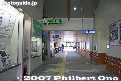 2nd floor of station with ticket machine and turnstile.
Keywords: shiga nagahama kinomoto station