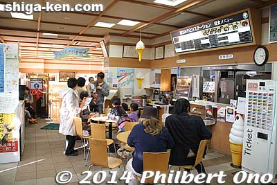 Inside Kohoku Mizudori Station, with a food stand and restaurant.
Keywords: shiga nagahama Kohoku Mizudori Station michinoeki