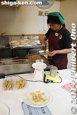 This booth had ko-ayu sweetfish tempura.
Keywords: shiga nagahama Kohoku Mizudori Station michinoeki