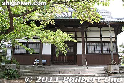 Tokushoji temple Hondo hall. In 1606, Naito Nobunari, lord of Nagahama Castle moved the temple to the present location. 徳勝寺
Keywords: shiga nagahama Tokushoji temple azai nagamasa graves 