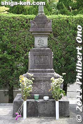 Grave of Azai Hisamasa (1526-1573) at Tokushoji temple in Nagahama, Shiga. He was the second lord of Odani Castle and father of Nagamasa. 浅井久政の墓　長浜市徳勝寺
Keywords: shiga nagahama Tokushoji temple azai nagamasa graves 