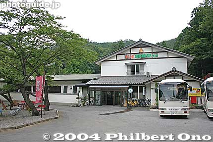The old Sugatani Spa in mid-2004 before the new building was completed.
Keywords: shiga nagahama sugatani onsen spa hot spring bath