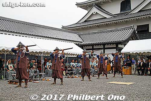 Taking aim and ready to fire...
Keywords: shiga nagahama shusse matsuri festival matchlock gun castle