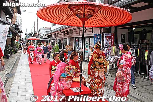 Path to Daitsuji Temple was full of kimono ladies for the Nagahama Kimono Garden Party in Shiga.
Keywords: shiga nagahama shusse matsuri festival kimono ladies women kimonobijin