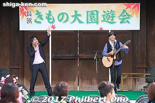 Local duo ~Lefa~ performing at Daitsuji Temple.
Keywords: shiga nagahama shusse matsuri festival kimono ladies women