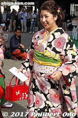 This is the super lucky girl who won the free trip to Hawaii. She was from the neighboring city of Maibara and plans to take her younger sister to Hawaii.
Congratulations!!! Doesn't she look like a deserving person? Hope you enjoy my home state, Aloha and bon voyage!!
Keywords: shiga nagahama shusse matsuri festival kimono ladies women