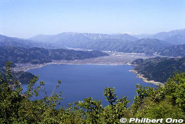 Lake Yogo as seen from Mt. Shizugatake in May.
Keywords: shiga nagahama lake yogo
