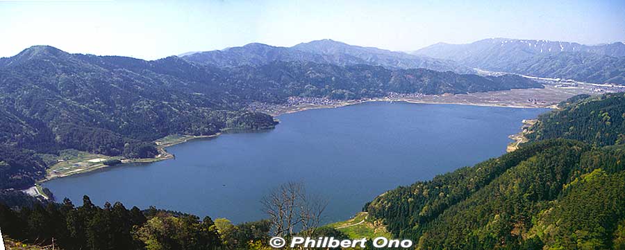 Lake Yogo as seen from the long hiking trail from Mt. Shizugatake. [url=http://goo.gl/maps/zd9KZ]MAP[/url]
Keywords: shiga nagahama lake yogo