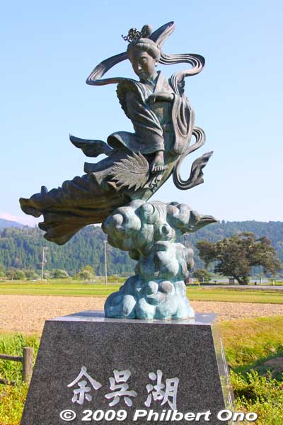 Lake Yogo is also noted for the swan maiden legend. There's even a statue monument for her. The pedestal is engraved with "Yogo-ko" (Lake Yogo).
Keywords: shiga nagahama lake yogo
