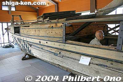 The boat's bottom is flat, suited for shallow waters. Also see [url=http://photoguide.jp/pix/thumbnails.php?album=118]Maruko-bune photos at the Lake Biwa Museum.[/url]
Keywords: shiga nagahama maruko-bune nishi azai