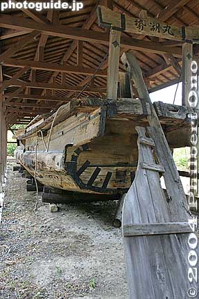 Large wooden paddle of a maruko-bune boat. The boat also had a sail. The boat had a round log on both sides.
Keywords: shiga prefecture nishi azai sugaura