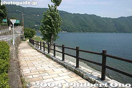 Going down to the lake shore of Sugaura.
Keywords: shiga prefecture nishi azai sugaura lake biwa