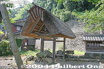 Thatched-roof gate, called Shisokumon 四足門, on the west end used to monitor outsiders entering the village. Another one is at the east end. [url=http://goo.gl/maps/n5kVC]MAP[/url]
Keywords: shiga prefecture nishi azai sugaura