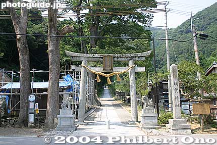 Suga Shrine, dedicated to Sugaura's patron god. The shrine also has a connection with Emperor Junnin (733-765). 淳仁天皇. 須賀神社
須賀神社
Keywords: shiga prefecture nishi azai sugaura