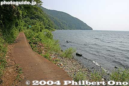 Beyond the east end of Sugaura (beyond the east thatched-roof gate) is a scenic walking trail along the peninsula's shore.
After you pass through the town, there is a hiking/bicycle trail along the peninsula.
Keywords: shiga prefecture nishi azai sugaura lake biwa