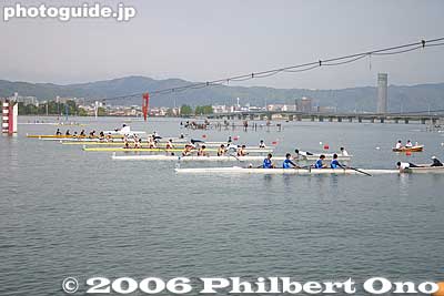 Starting line. The man says "Yoi" (Ready) then "Go."
「用意」、次いで「ゴー」
Keywords: shiga prefecture otsu lake biwa biwako regatta boat race rowing