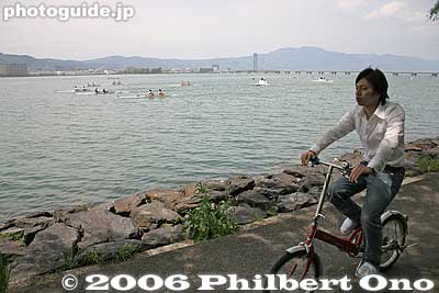 Cheering/coaching from bicycle
Keywords: shiga prefecture otsu lake biwa biwako regatta boat race rowing