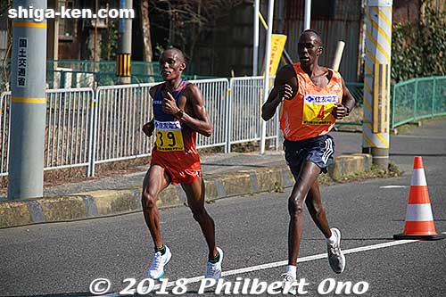 Macharia NDIRANGU (left) and Albert KORIR leading the Lake Biwa Mainichi Marathon in 2018.
Keywords: shiga otsu biwako mainichi lake biwa marathon japansports