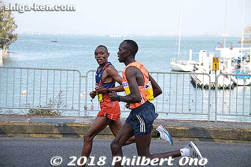 Kenyan Macharia NDIRANGU (left) glances at Albert KORIR (also Kenyan) at Lake Biwa Canal a few km before the finish.
Macharia NDIRANGU soon won the Lake Biwa Marathon in 2:07'53", and Albert KORIR came in second.
Keywords: shiga otsu biwako mainichi lake biwa marathon japansports