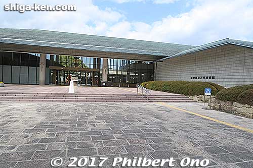 The Museum of Modern Art, Shiga entrance. These photos were taken in March 2017 a few days before it was to close for a three-year renovations.
Keywords: shiga otsu Museum of Modern Art