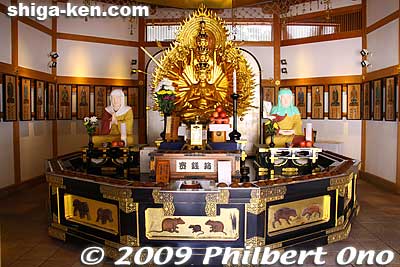 Inside Manpai-do Hall
Keywords: shiga otsu enryakuji buddhist temple tendai 