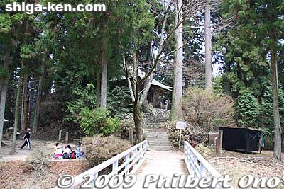 Cross a short bridge to Sanno-in temple.
Keywords: shiga otsu enryakuji buddhist temple tendai 