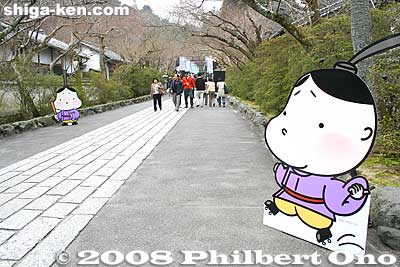 Official mascot greets visitors on the main path to Ishiyama-dera temple.
Keywords: shiga otsu tale of genji monogatari novel millenium ishiyamadera mascot shigamascot