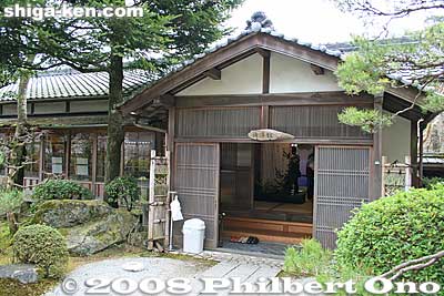 The garden has a building called 淳浄館 which is an exhibition space. Buildings like this are usually not open to the public.
Keywords: shiga otsu tale of genji monogatari novel millenium ishiyamadera