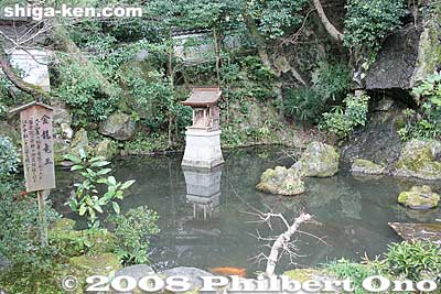 There's also the 金龍社 shrine in a pond.
Keywords: shiga otsu tale of genji monogatari novel millenium ishiyamadera
