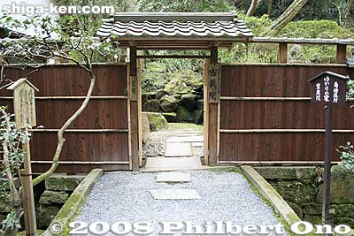 Gate to 密蔵院.
Keywords: shiga otsu tale of genji monogatari novel millenium ishiyamadera