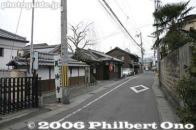 Road to Gichuji (gate on left)
Keywords: shiga otsu gichuji temple