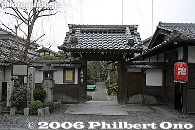 Gate to Gichuji. [url=http://goo.gl/maps/h87J6]MAP[/url]
Keywords: shiga otsu gichuji temple