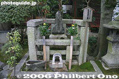 Basho Matsuo's grave at Gichuji temple, Otsu. 芭蕉の墓
Keywords: shiga otsu gichuji temple shigabesthist