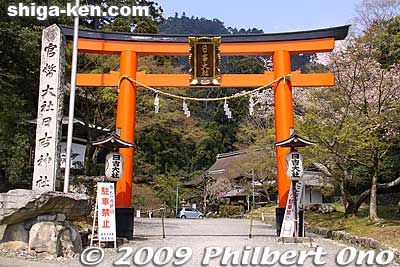The first torii you see when you enter the sprawling shrine grounds. Hiyoshi Taisha worships the mountain god of Mt. Hiei and the god protecting the nation. [url=http://goo.gl/maps/wvaru]MAP[/url]
Keywords: shiga otsu shinto hiyoshi taisha shrine torii