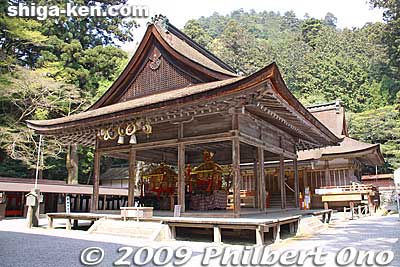 Directly behind the Haiden is the Nishi Hongu Honden Hall
Keywords: shiga otsu shinto hiyoshi taisha shrine 