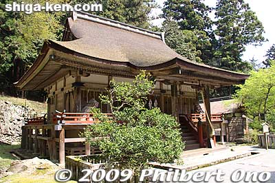 Usa-gu Shrine is also in the Hie-zukuri style, but smaller than Nishi Hongu. Important Cultural Property built in 1598.
Keywords: shiga otsu shinto hiyoshi taisha shrine 
