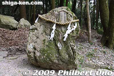 Sacred Rock for the monkey spirit. 猿の霊石
Keywords: shiga otsu shinto hiyoshi taisha shrine 