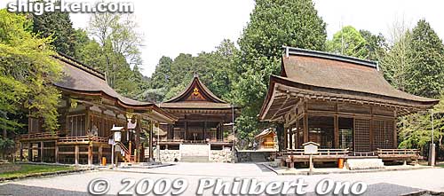 In the middle is the Haiden for Higashi Hongu.
Keywords: shiga otsu shinto hiyoshi taisha shrine 
