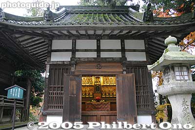 Ishiyama-dera is a temple complex of numerous buildings. This is the Kannon-do Hall.
Keywords: shiga otsu ishiyama-dera buddhist temple