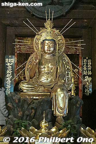 This smaller Buddha was used to obstruct the view of the hidden Buddha from non-paying visitors.
Keywords: shiga otsu ishiyama-dera temple buddha