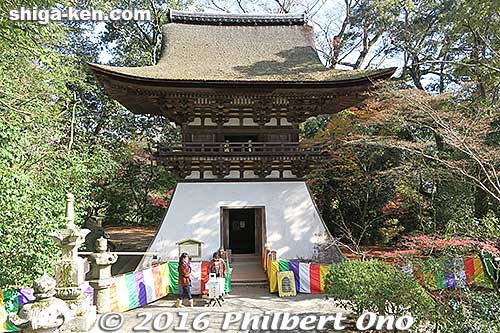During Ishiyama-dera's display of the hidden Kannon Buddha, they also allowed the public to ring the temple bell for a small fee.
Keywords: shiga otsu ishiyama-dera buddhist temple