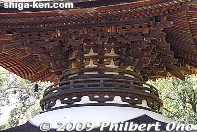 A Tahoto pagoda has two stories, a square roof, and a round building. 多宝塔
Keywords: shiga otsu ishiyama-dera buddhist temple cherry blossoms sakura