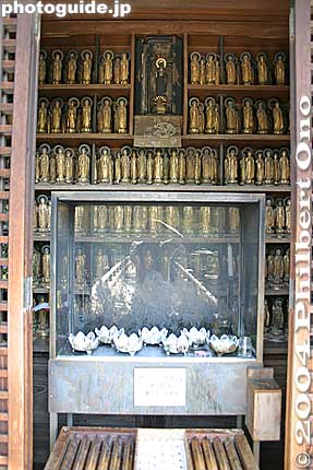 Altar facing the shore
Keywords: shiga otsu katata ukimido floating temple buddhist mangetsuji lake biwa kosei