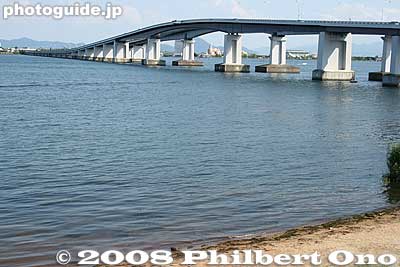 With twin two-lane bridges, the 1.4-km north bridge (Katata to Moriyama traffic) was completed in 1994. The south bridge (1.35 km) was the original bridge completed in 1964 (for for Moriyama to Katata traffic).
Keywords: shiga otsu katata lake biwa biwako ohashi bridge kosei