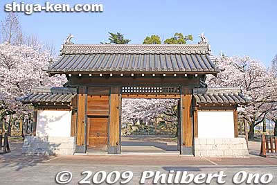 Gate to Zeze Castle Park 膳所城跡公園
Keywords: shiga otsu lakefront zeze castle cherry blossoms sakura otsusakura
