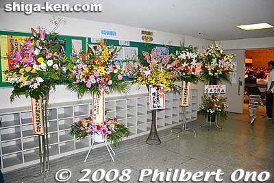 Congratulatory flowers at the gym entrance.
Keywords: shiga otsu lakestars basketball team pro sports 